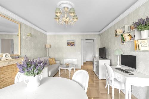 un salon avec un canapé et une table dans l'établissement Appartement CANNES IMPERIAL Pointe Croisette, à Cannes
