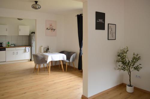 a kitchen and dining room with a table and chairs at AMA Home AMALI - Geräumiges Apartment mit Balkon & Parkplatz - Perfekt für Business & Erholung in Hiddenhausen
