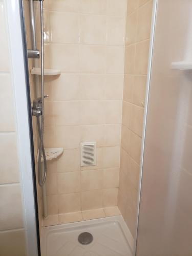 une douche avec une porte vitrée dans une salle de bain dans l'établissement Appartement T2 100 m de la mer, à Argelès-sur-Mer