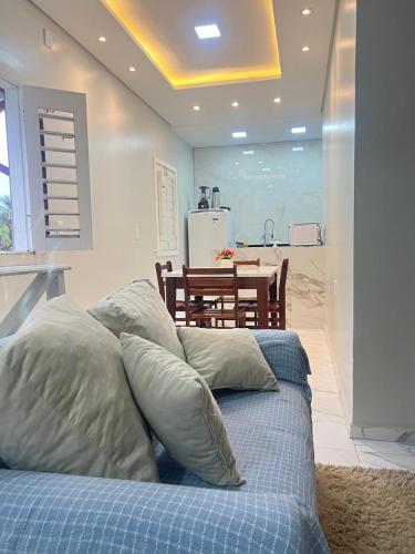 a bedroom with a bed with four pillows on it at Apartamento Brisa Icaraizinho Villa brisa Icaraizinho in Amontada