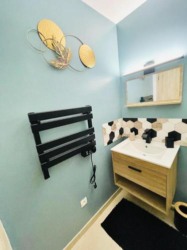 une salle de bain avec un lavabo et un miroir dans l'établissement Studio cosy et climatisé au coeur du village, à Valbonne