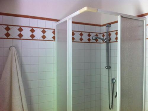 ファブリアーノにあるB&B Da Luciaのバスルーム(ガラスドア付きのシャワー付)