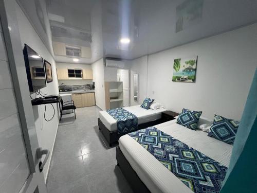 Postel nebo postele na pokoji v ubytování Limsor Town Apartaestudios