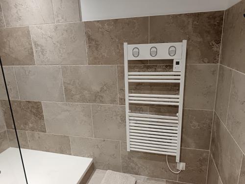 une douche avec un radiateur dans une salle de bain dans l'établissement Maisonnette provençale, à Courthézon