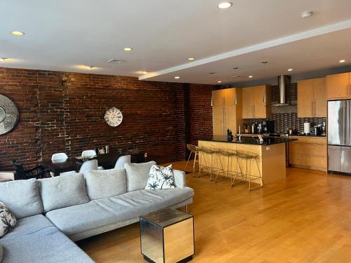 Η κουζίνα ή μικρή κουζίνα στο Boston Harbor views Modern north end condo FREE PARKING!