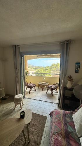 Cette chambre dispose d'un lit et d'une terrasse avec vue. dans l'établissement Cozy studio for 3 people, à Saint-Raphaël
