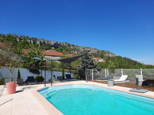 a swimming pool with a mountain in the background at Au dela des vignes in Baubigny