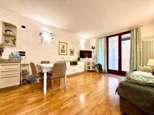 TV a/nebo společenská místnost v ubytování Apartment near the Old Town and city Center of Ferrara - Private Parking spot on the River - Amazing View