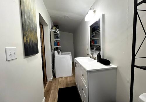 bagno bianco con lavandino e frigorifero di Brand New Bungalow with Amenities a Tulsa