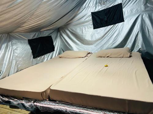 1 cama en una tienda de campaña con 2 almohadas en Delft Jeyam Resorts, en Delft East
