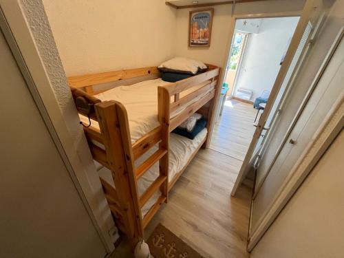 une chambre avec deux lits superposés dans une pièce dans l'établissement Magnifique studio Vue mer, à Bandol