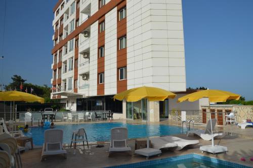 Bazén v ubytování Denizkumu Hotel nebo v jeho okolí