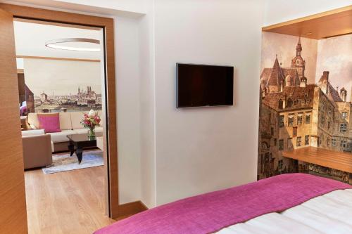 Televisyen dan/atau pusat hiburan di Vier Jahreszeiten Kempinski München