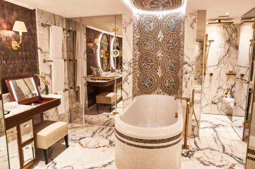 Bilik mandi di Vier Jahreszeiten Kempinski München