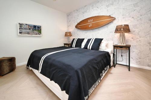 una camera con un letto e una barca appesa al muro di Dat Strandhus Apartment 1 a Büsum