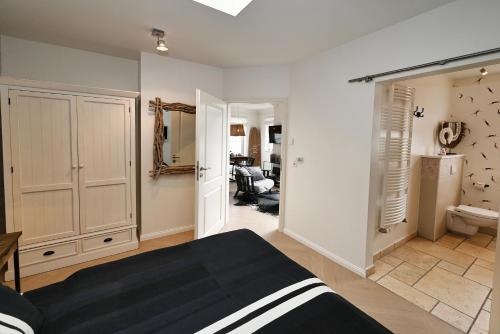 una camera con letto bianco e nero e un bagno di Dat Strandhus Apartment 1 a Büsum