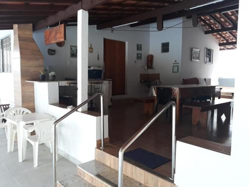 eine Küche und ein Esszimmer mit Tisch und Stühlen in der Unterkunft Rancho M, 5Qts - Lazer para sua família em Capitólio in Capitólio