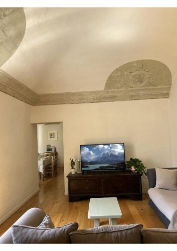 a living room with a couch and a flat screen tv at Frescos house in Pisa