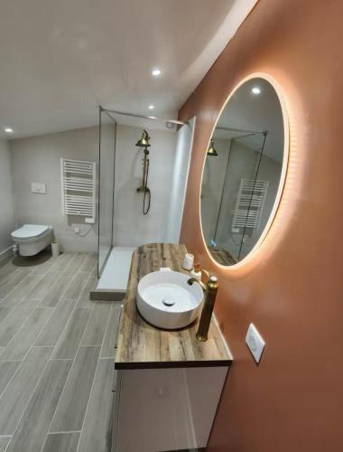une salle de bain avec un lavabo et un miroir dans l'établissement T2 Sanguinaires - 150m de la mer, à Ajaccio