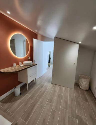 une salle de bain avec un lavabo et un miroir dans l'établissement T2 Sanguinaires - 150m de la mer, à Ajaccio