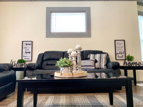 a living room with a coffee table and two couches at Huge 6BR Home , Modern & Convenient in Niagara Falls