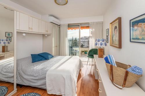 une chambre avec un lit, une table et des chaises dans l'établissement La Casa Azzura, à Nice