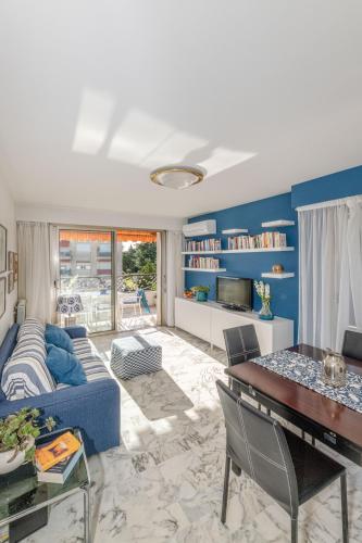 un salon avec un canapé bleu et une table dans l'établissement La Casa Azzura, à Nice