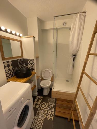 La salle de bains est pourvue d'une douche, de toilettes et d'un lave-linge. dans l'établissement Palavas, studio CLIM, 1 Ch cabine, vue lagune, à Palavas-les-Flots