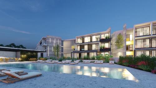 un hôtel avec piscine et chaises longues dans l'établissement Serbellas Boutique Hotel, à Paphos