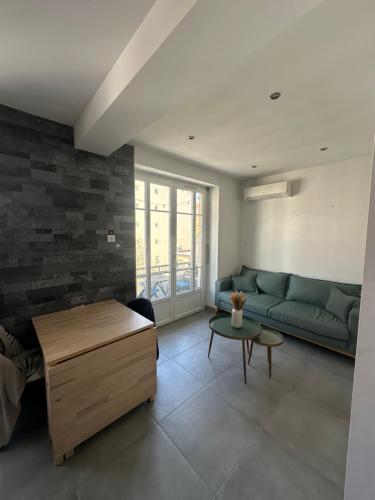 un salon avec un canapé et une table dans l'établissement Bel appartement en plein coeur de nice, à Nice