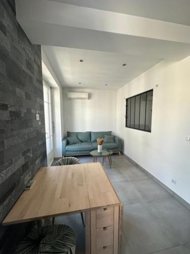 un salon avec un canapé bleu et une table dans l'établissement Bel appartement en plein coeur de nice, à Nice