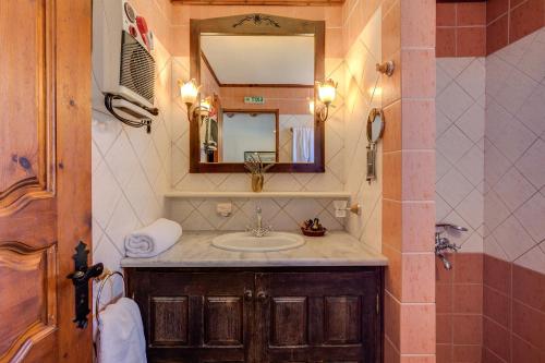 un bagno con lavandino e specchio di Natalia's Houses a Chania