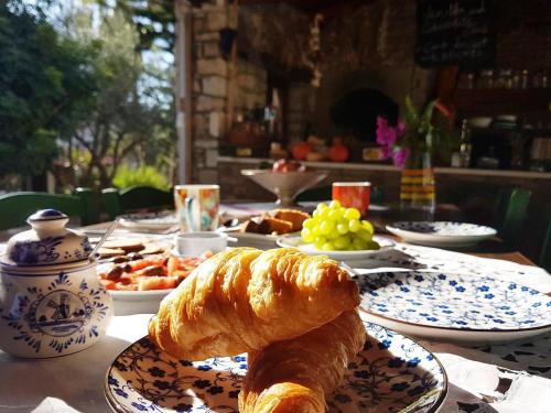 un tavolo con croissant e piatti di cibo sopra di Natalia's Houses a Chania