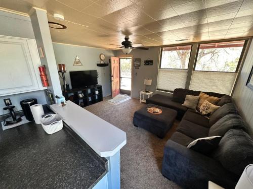 Ruang duduk di Cozy Pines Cabin in Prescott - 3bd 2ba