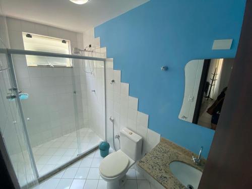 un bagno con doccia, WC e lavandino di Casa com deck navegável e jacuzzi em Angra dos Reis RJ - Praia da Ribeira ad Angra dos Reis