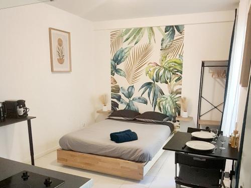 - une chambre avec un lit orné d'une fresque murale dans l'établissement Charmant studio au pied de Montmartre dans résidence avec gardien et caméra de surveillance, à Paris