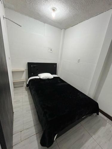 Una cama o camas en una habitación de Habitación cerca al aeropuerto