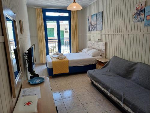A bed or beds in a room at Jimmy’s Studios