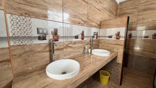 une salle de bain avec deux lavabos sur un comptoir dans l'établissement Estancia Luz y Armonía, à Casma