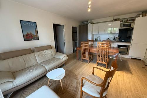 un salon avec un canapé et une table dans l'établissement Quiet flat with private garden, à Vallauris