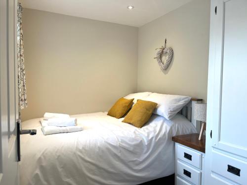Una cama o camas en una habitación de Tredenwith House