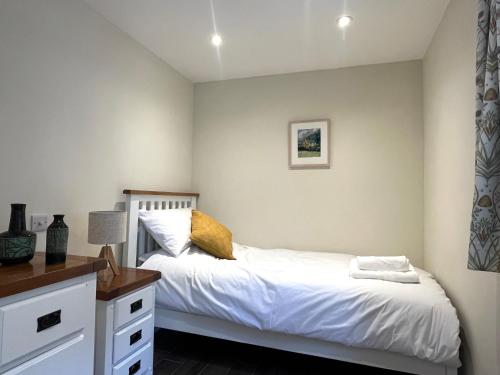Una cama o camas en una habitación de Tredenwith House