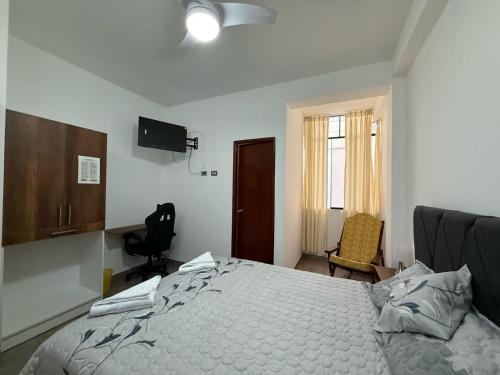 une chambre avec un grand lit et une fenêtre dans l'établissement Estancia Luz y Armonía, à Casma