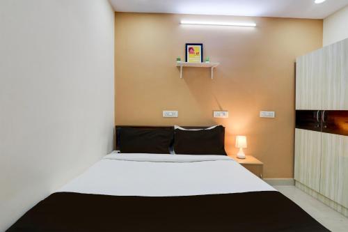 a bedroom with a large bed in a room at Super Collection O Sri Balaji Luxury rooms in Kondapur