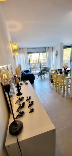 Cabestan air-conditioned Marina opposite the shops near the North Beach في لو غراو دو روا: غرفة معيشة مع طاولة عليها طيور