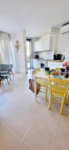 Cabestan air-conditioned Marina opposite the shops near the North Beach