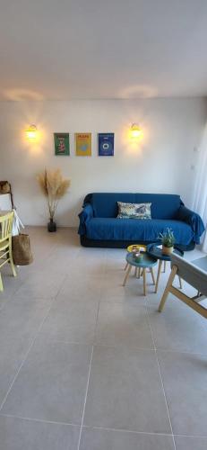 Cabestan air-conditioned Marina opposite the shops near the North Beach في لو غراو دو روا: غرفة معيشة مع أريكة زرقاء وطاولة