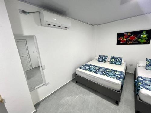 Postel nebo postele na pokoji v ubytování Limsor Town Apartaestudios