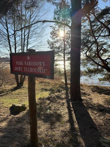 a sign for a parkheny showchukknife on a tree at Strużka Kaszuby - Leśniczówka w sercu Borów Tucholskich in Małe Swornegacie