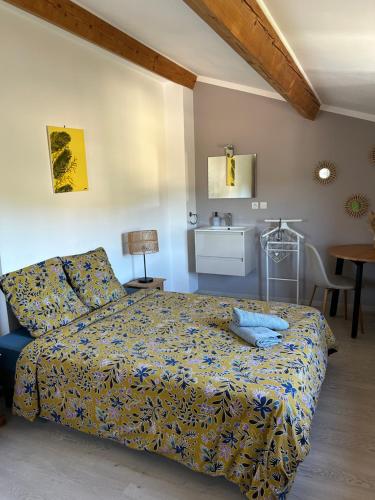 - une chambre avec un lit king-size et une table dans l'établissement Gîte la Villa Cerisier, à Cabasse